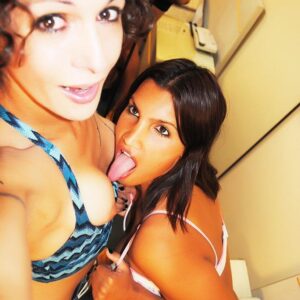 Latina tranny Nikki Montero and a hot shemale take selfies while blowing each other